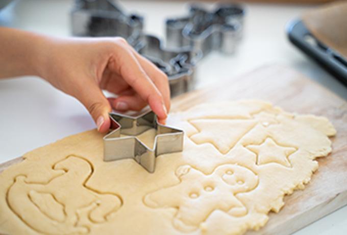 おやつを作る子供